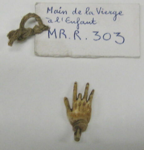 Deux mains refaites provenant du groupe MRR 303 : main de la Vierge et de l'Enfant Jésus