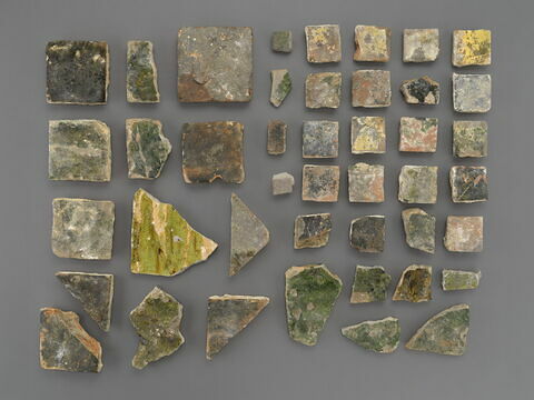 Ensemble de 42 carreaux ou fragments de carreau à décor vernissé vert
