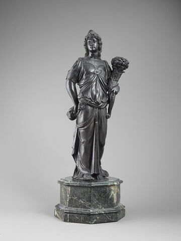 Statuette : femme debout tenant une corne d'abondance, image 1/3