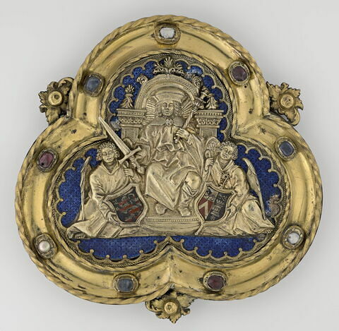 Mors de chape trilobé : un homme trônant tenant un glaive (saint Bavon, ou David ou Salomon) et deux anges portant des armoiries.