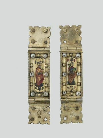 Deux fermoirs de livres chacun décoré d'un personnage : saint Jean l'Evangéliste et saint Jacques le Majeur, image 1/9