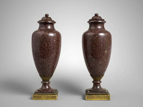 Paire de vases allongés en porphyre, base en bronze doré, image 1/2