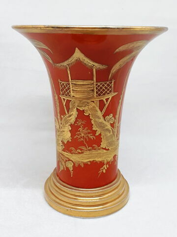 Vase de type cornet, d'un ensemble de trois (OA 10972 à 10974), image 1/4