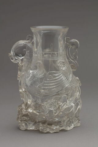 Vase en cristal de roche représentant un animal fantastique
