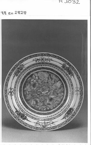 Assiette en porcelaine de Chine coquille d'oeuf
Chine, époque K'Ien long (?), image 1/1