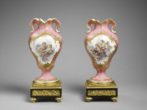 Vase "à oreilles" en première grandeur, à fond rose, d'une paire (voir OA 11986)