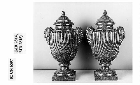 Vase couvert godronné d'une paire (avec MR 2815), image 1/2