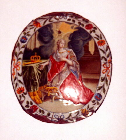 Plaque ovale : Reine en prière, image 1/1
