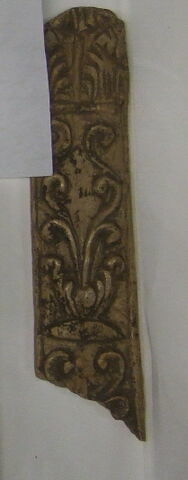 Fragment de baguette en os : décor de balustre et de fleurs stylisées