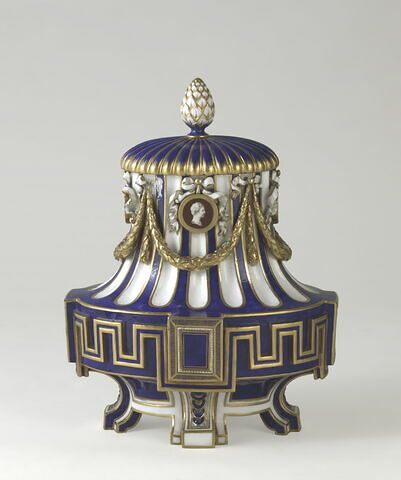 Vase "grec à médaillons" en première grandeur à fond "bleu nouveau"