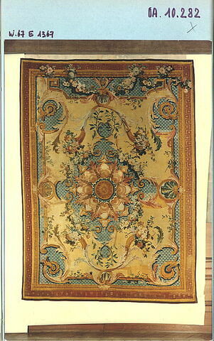 Partie du tapis de l'alcôve de la chambre de la reine Marie Leczsinska à Versailles, image 1/2