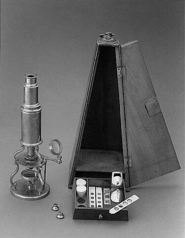 Microscope composé de type Culpeper et sa boîte, image 2/3