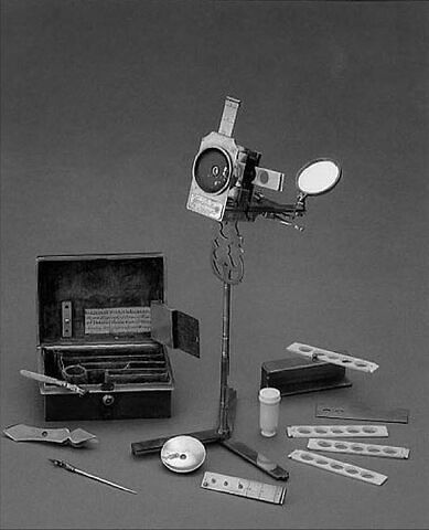 Microscope simple de poche et sa boîte, image 2/4
