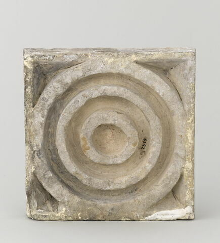 Carreau carré, d'un ensemble de six carreaux aux emblèmes des Gonzague (OA 6342 A-F) : « PER UND / IXIR » [pour un désir], image 2/2