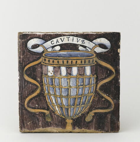 Carreau carré, d'un ensemble de six carreaux aux emblèmes des Gonzague (OA 6342 A-F) : une muselière avec le motto « CAUTIUS » [plus prudemment], image 1/3