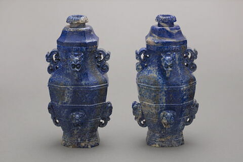 Deux vases à facette à décor de tête d'animaux fantastiques à trompe
lapis lazuli