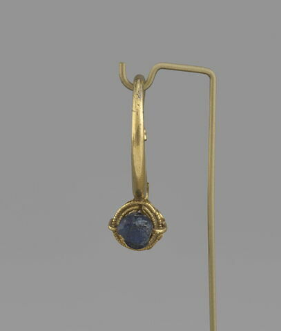Boucle d'oreille avec pendeloque hémisphérique, avec perle en verre bleu