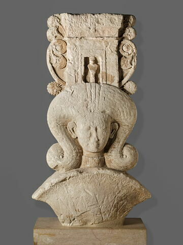 stèle ; chapiteau ; objet votif