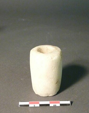 vase  ; sceau cylindre ; manche d'outil