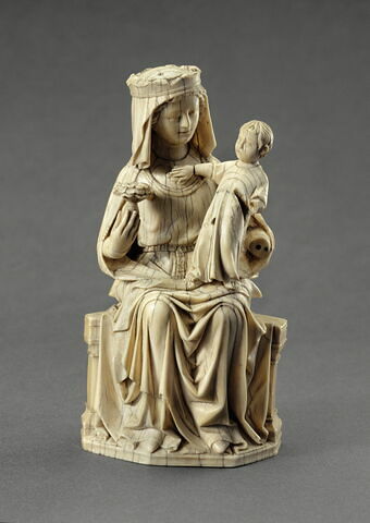 Main provenant de la Vierge à l'Enfant trônant, tenant une rose.