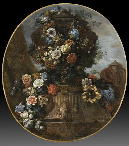 Vase de porphyre entouré de guirlandes de fleurs printanières