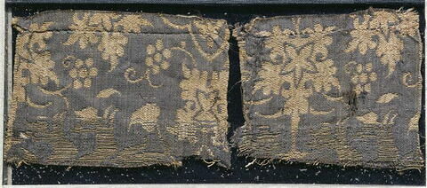 Deux petits fragments de camoca (?) aux pattes de griffons et aux feuilles et fleurs stylisées