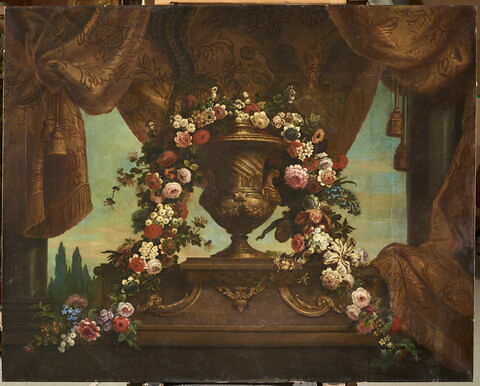 Vase d'or orné d'une guirlande de fleurs, sur un socle de porphyre, image 1/2