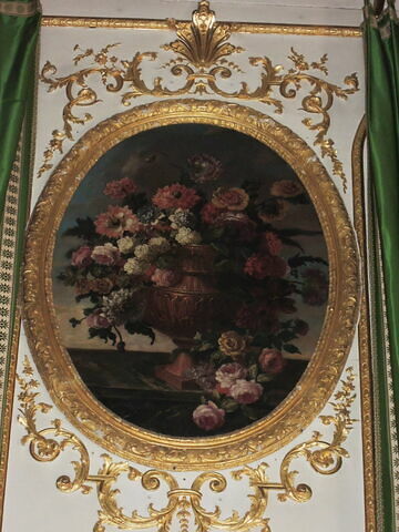 Vase d'or rempli de fleurs tombant sur le côté, image 1/1