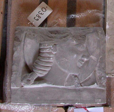 Tirage partiel d’une stèle funéraire attique représentant une tête de discophore