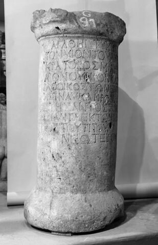 base de statue ; inscription, image 2/3