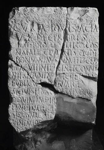 pilier  ; inscription, image 1/9