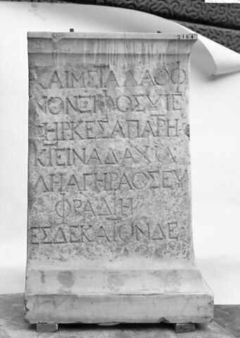 base de statue ; inscription, image 3/4