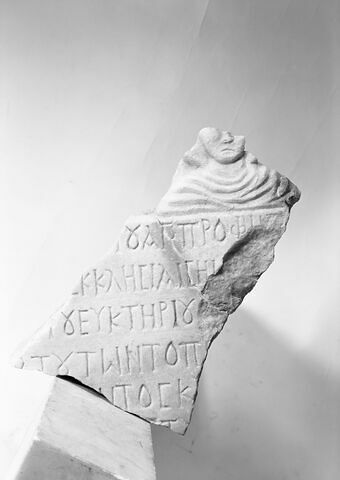 stèle  ; inscription, image 1/3