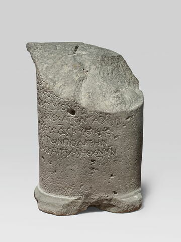 base de statue ; inscription, image 3/5