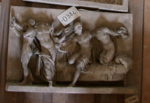 Tirage d’un relief représentant un jeune homme entouré de courtisanes, image 1/1