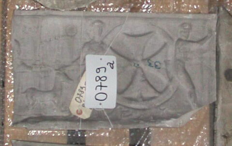 Fragment de tirage d'un relief marqué d'une croix