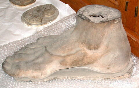 fragment ; statue ; pied