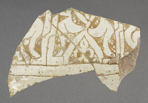Fragment de bol à pseudo inscription fleuronnée, image 1/1
