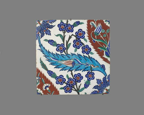 Carreau à décor de mandorles rouges et de feuilles saz bleues