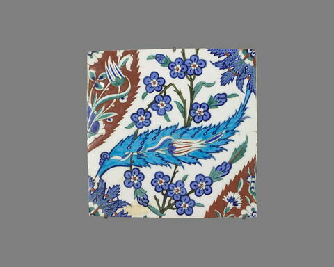 Carreau à décor de mandorles rouges et de feuilles saz bleues