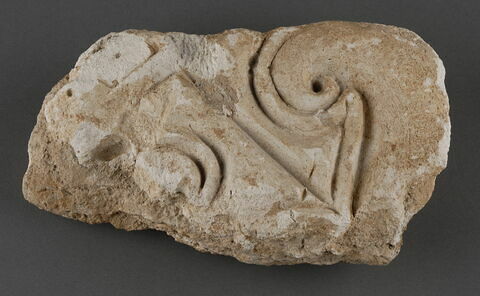 Fragment de stuc à motif d'ancre et de spirales, image 1/1