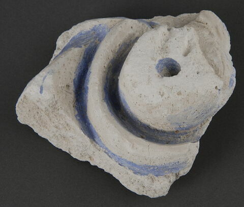 Fragment de stuc avec perle trépannée (oeillet) et cannelure, image 1/1