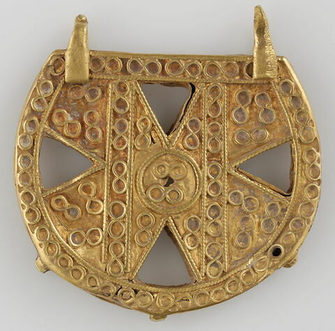 Élément de collier ou pendentif à décor cruciforme