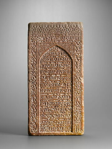 Stèle funéraire anonyme en forme de mihrab