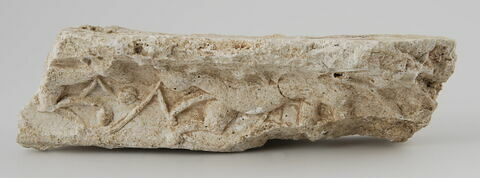 Fragment de décor architectural aux animaux longilignes (panthères ?) affrontés