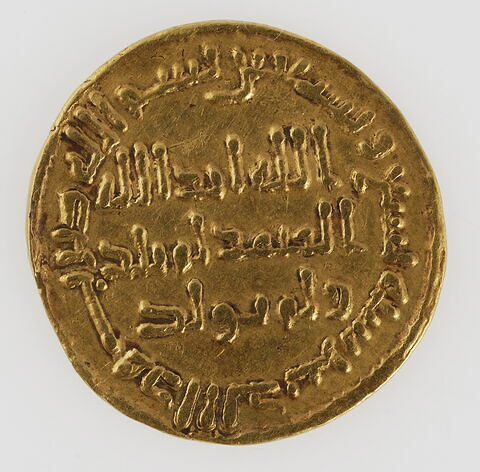 Dinar omeyyade datant probablement du règne du calife ʿUmar II, image 1/2