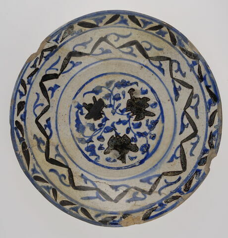 Grand plat fragmentaire à décor floral et de chevrons bleu et noir, image 2/3