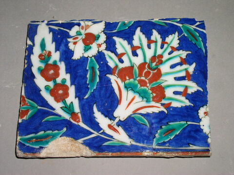 Carreau de bordure au rinceau de feuilles hançeri, palmettes et fleurs composites