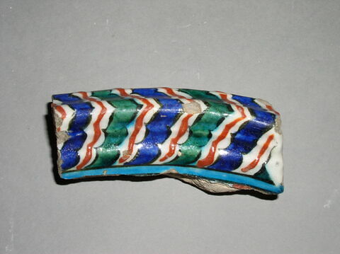 Fragment d'un carreau à moulure chevronnée, image 1/1