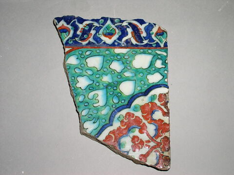 Fragment de carreau à mandorle meublée de nuages tchi et fond marbré vert, image 1/1